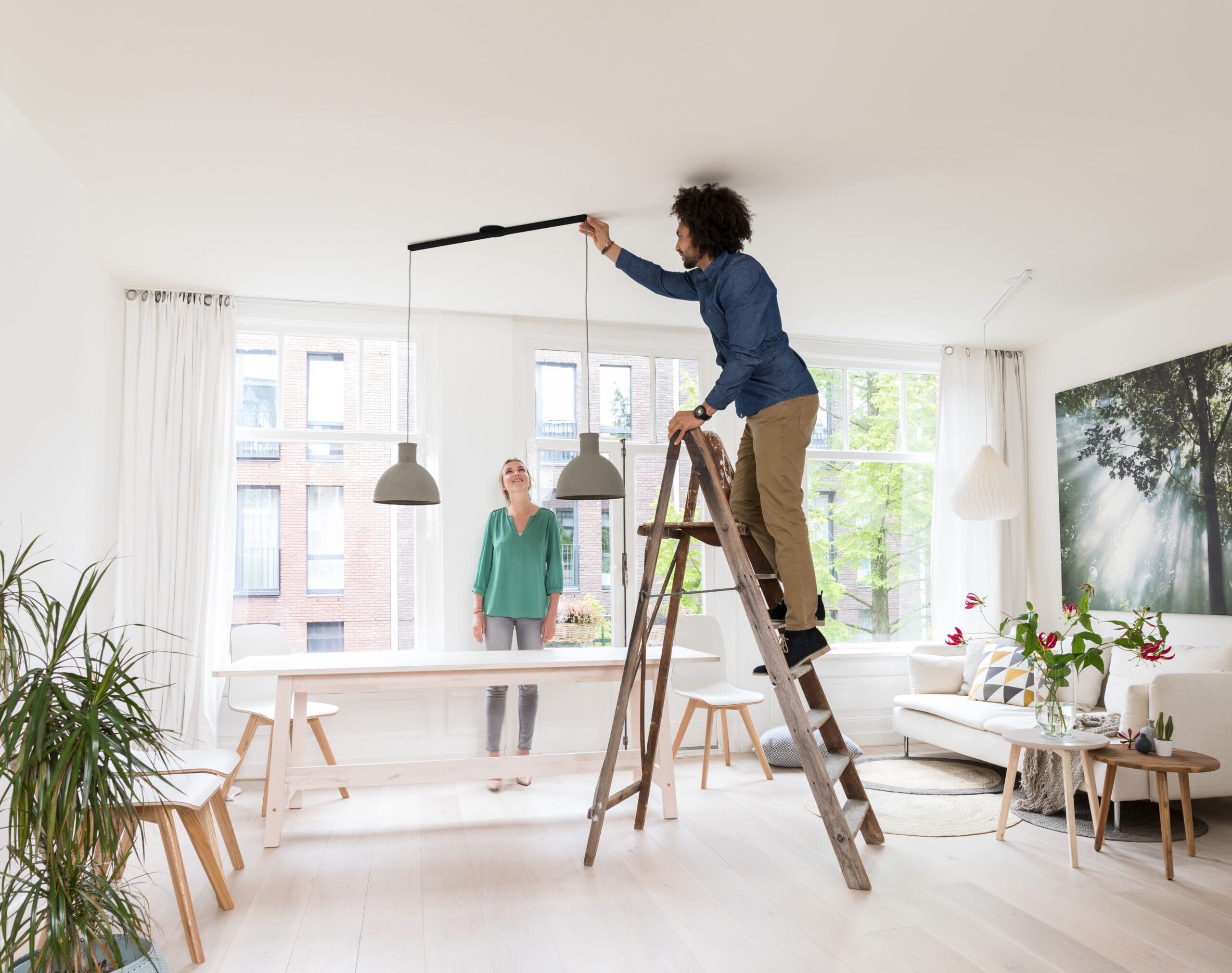 Couple changing pendant lights using Lightswing® twin